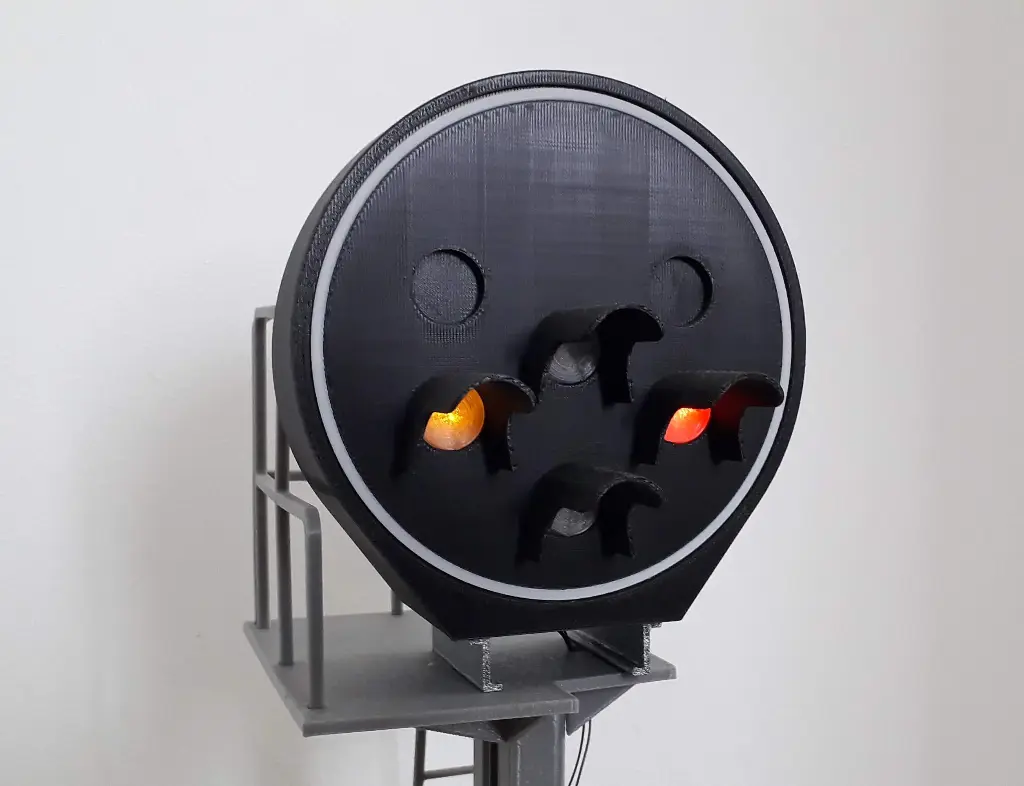 Cible R sur mât léger bas droit à l'échelle 1/11