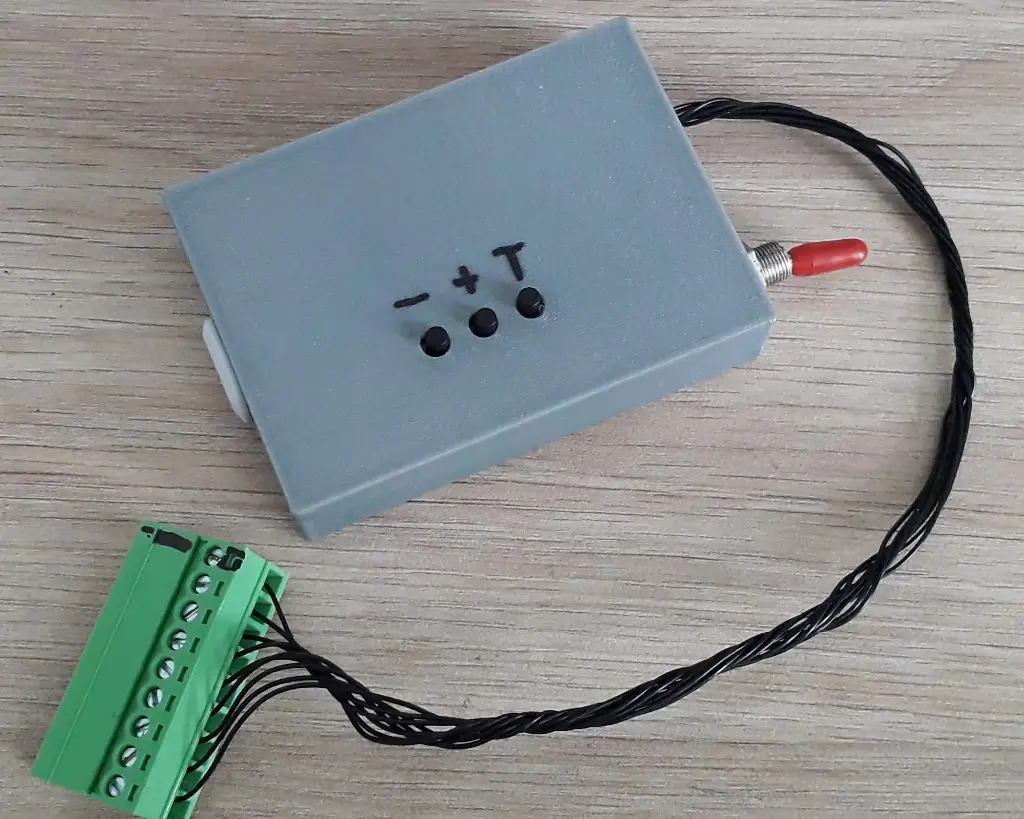 Boitier de commande d'un signal à l'échelle 1/11